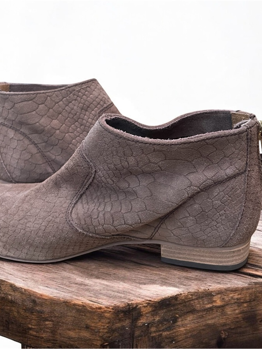 Anthropologie Seychelles Sz  7 Women Taupe Textured Suede Zip Ankle Boots Shoes